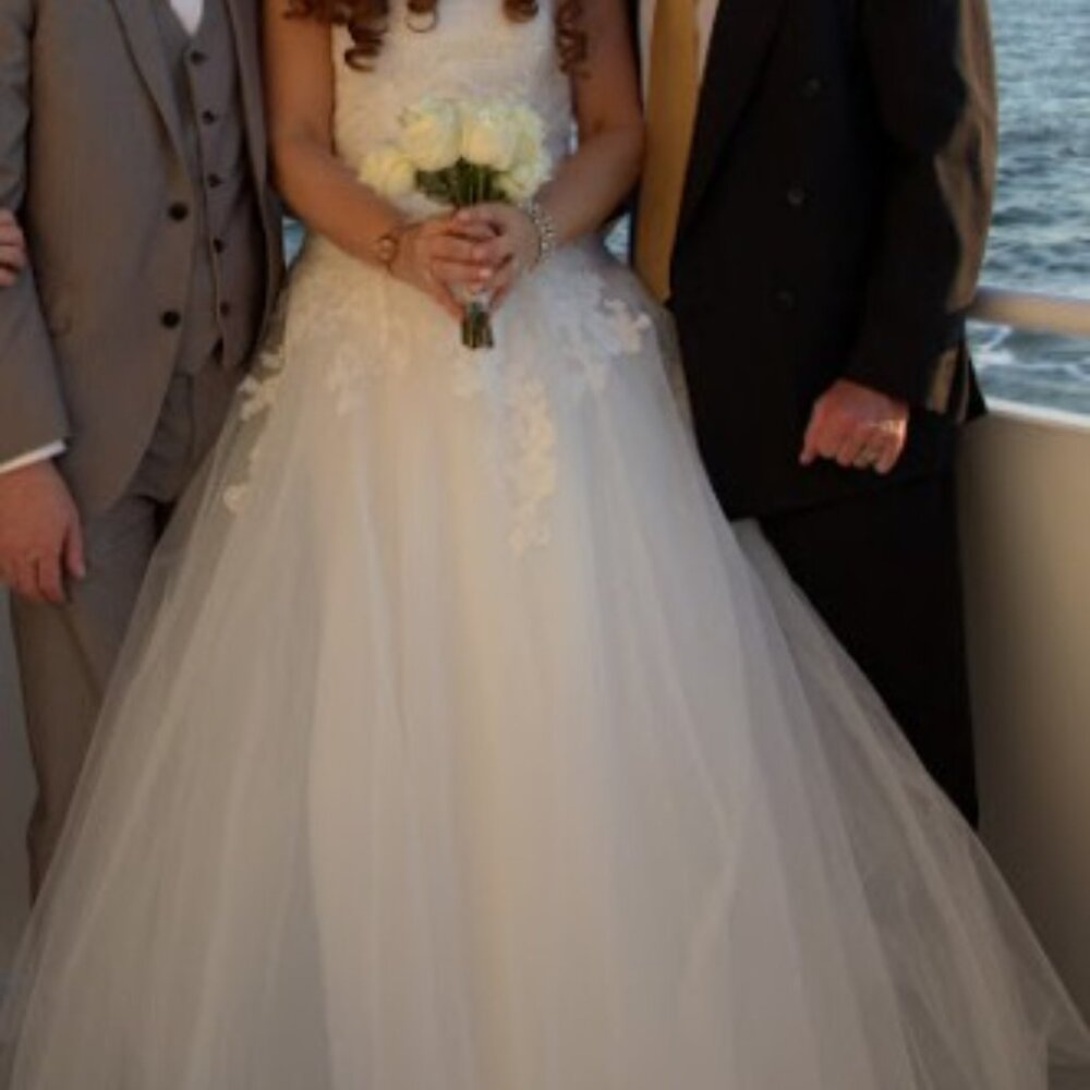 Elegant White Lace Wedding Dress
